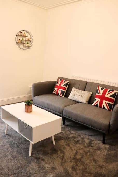 Charming 3 Bedroom Property Free Wifi & Parking Λιντς Εξωτερικό φωτογραφία