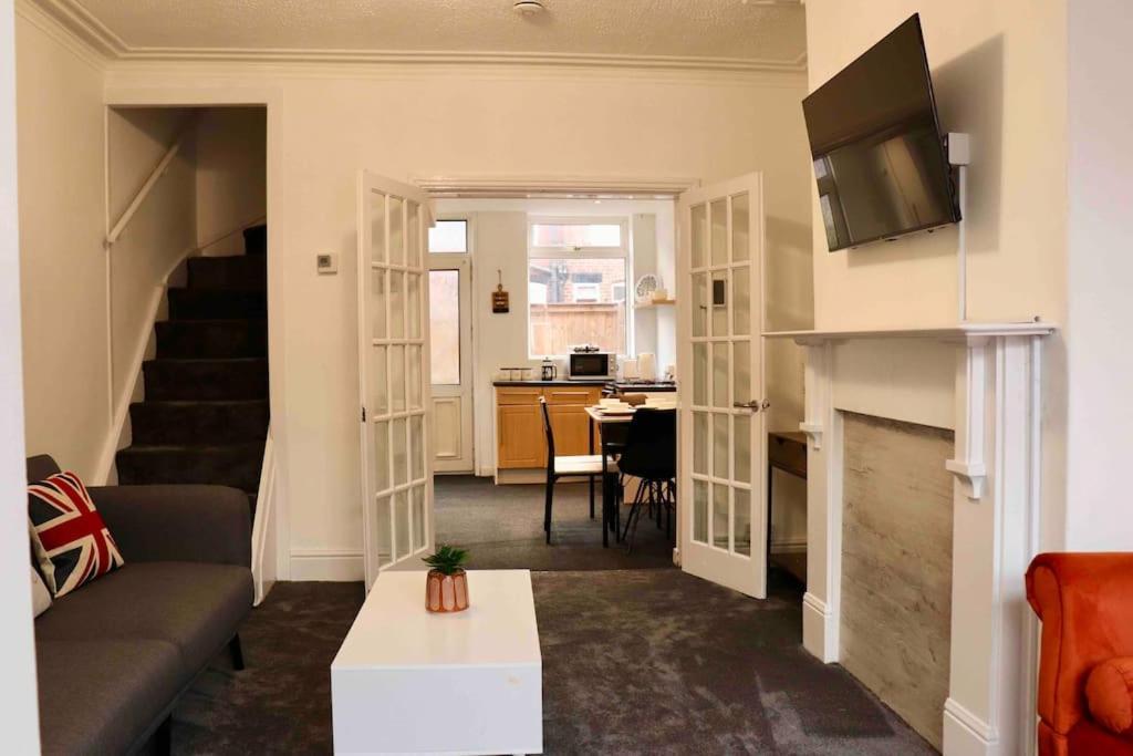 Charming 3 Bedroom Property Free Wifi & Parking Λιντς Εξωτερικό φωτογραφία