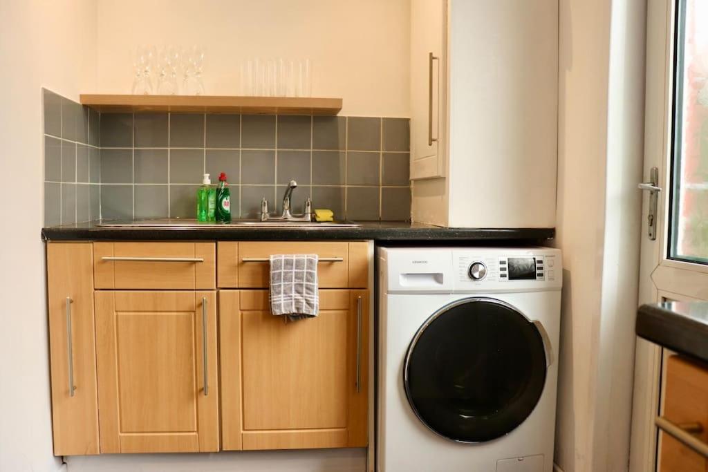 Charming 3 Bedroom Property Free Wifi & Parking Λιντς Εξωτερικό φωτογραφία