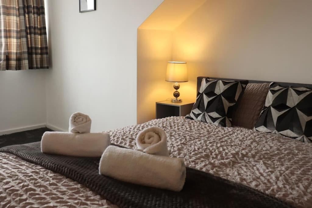 Charming 3 Bedroom Property Free Wifi & Parking Λιντς Εξωτερικό φωτογραφία